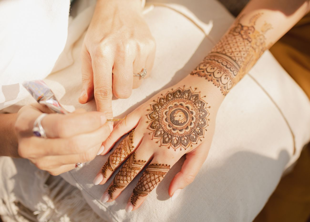 short back hand mehndi design