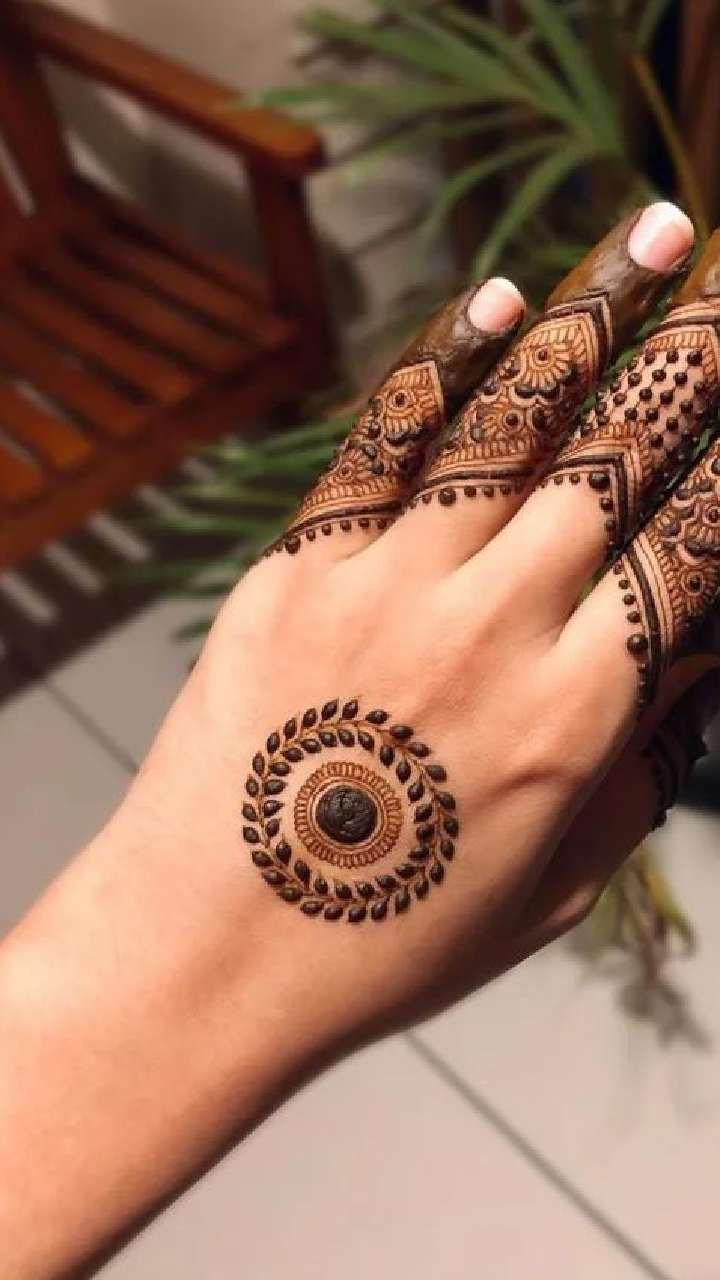 beautiful circular mehndi design