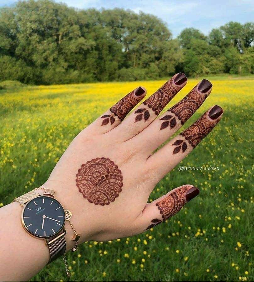 stylish circle mehndi design