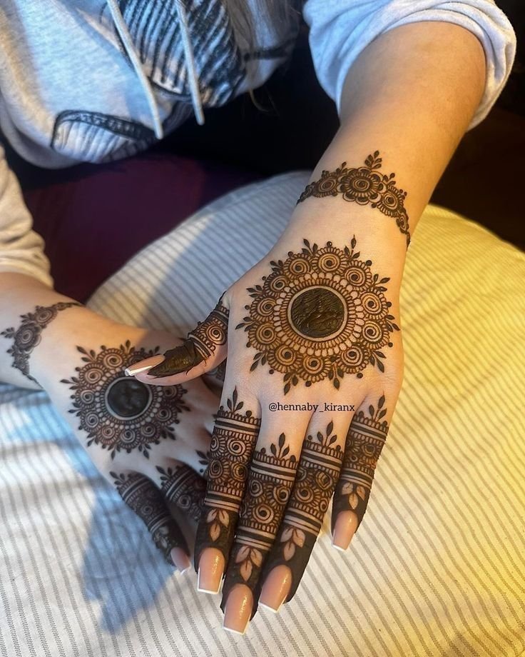 Gol Tikki Mehndi Design – Simple & Beautiful Ideas